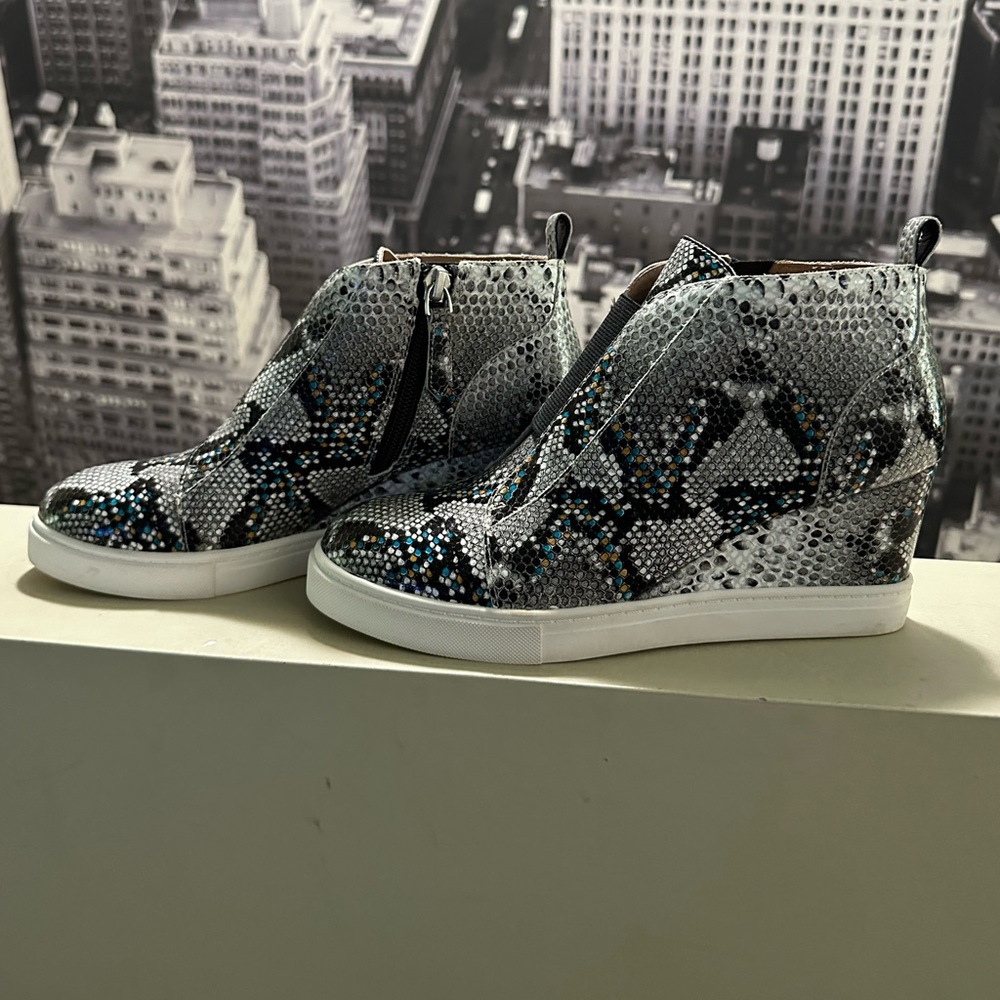 LINEA Paolo Snake Print Women’s wedge bootie EUC